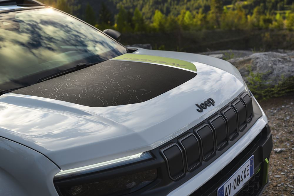 La Jeep Avenger 4xe embarque une transmission intégrale pour les surfaces abruptes et difficiles