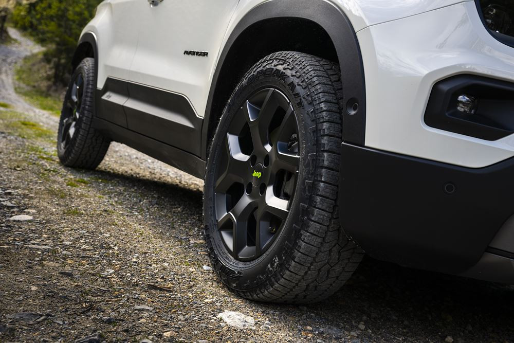 La Jeep Avenger 4xe embarque une transmission intégrale pour les surfaces abruptes et difficiles