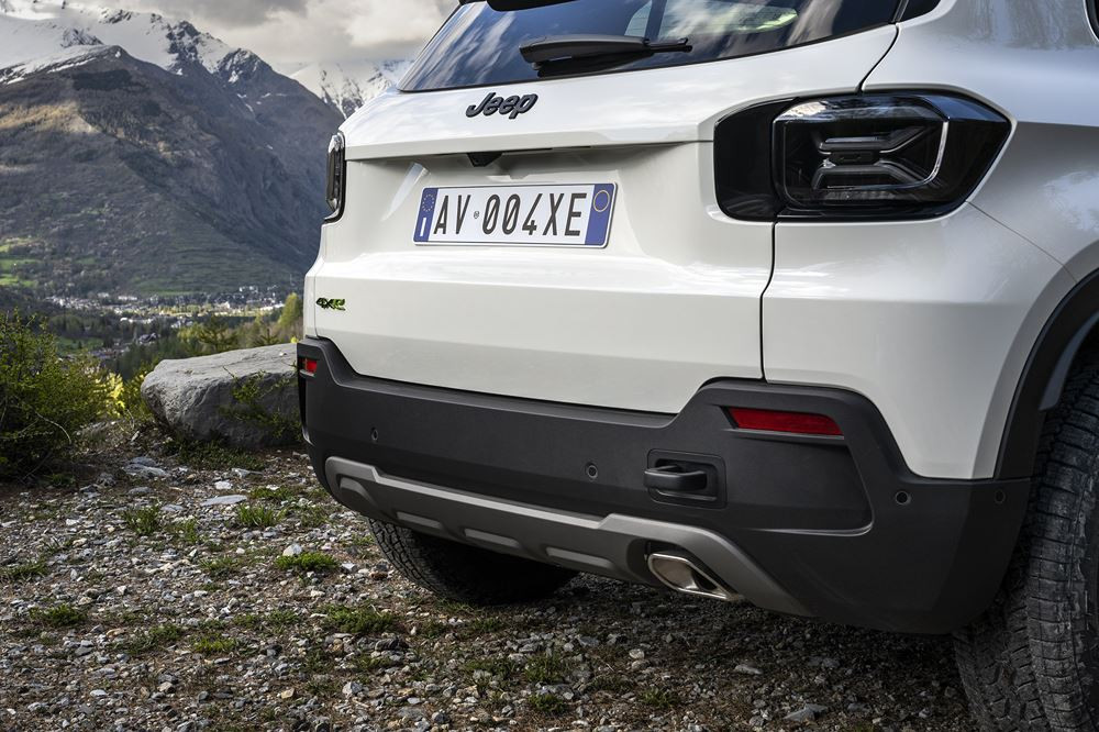 La Jeep Avenger 4xe embarque une transmission intégrale pour les surfaces abruptes et difficiles