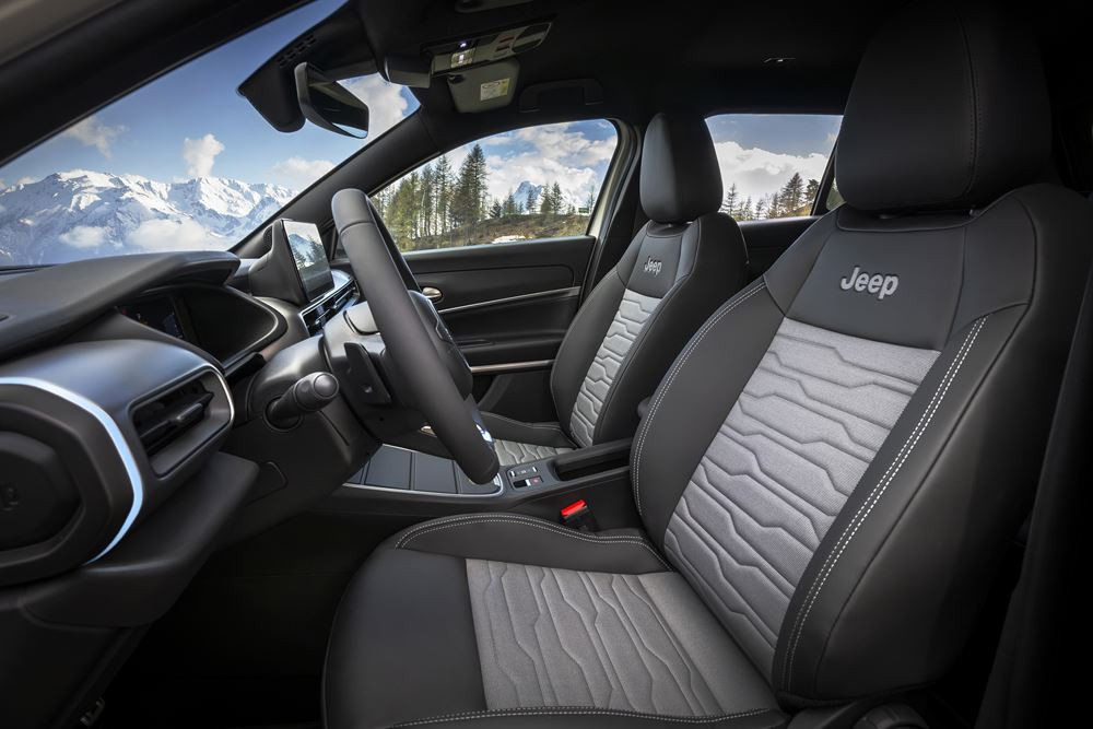 La Jeep Avenger 4xe embarque une transmission intégrale pour les surfaces abruptes et difficiles