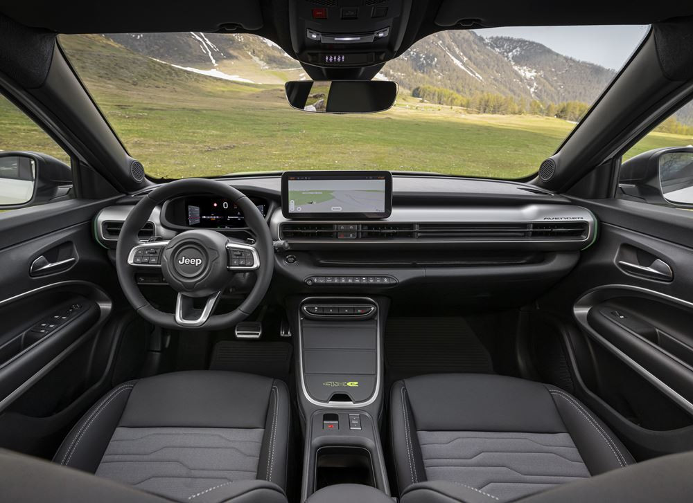 La Jeep Avenger 4xe embarque une transmission intégrale pour les surfaces abruptes et difficiles