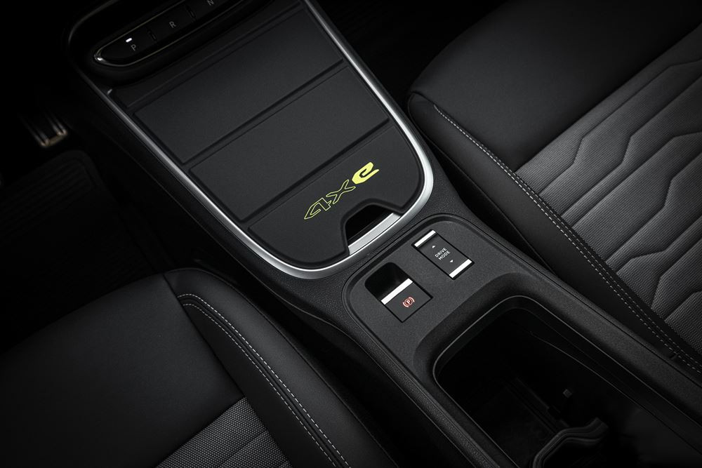La Jeep Avenger 4xe embarque une transmission intégrale pour les surfaces abruptes et difficiles