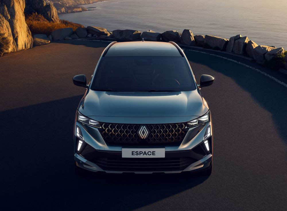 Le Renault Espace adopte un style modernisé marqué par des contrastes