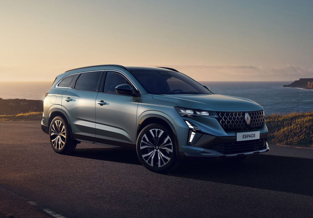 Le Renault Espace adopte un style modernisé marqué par des contrastes