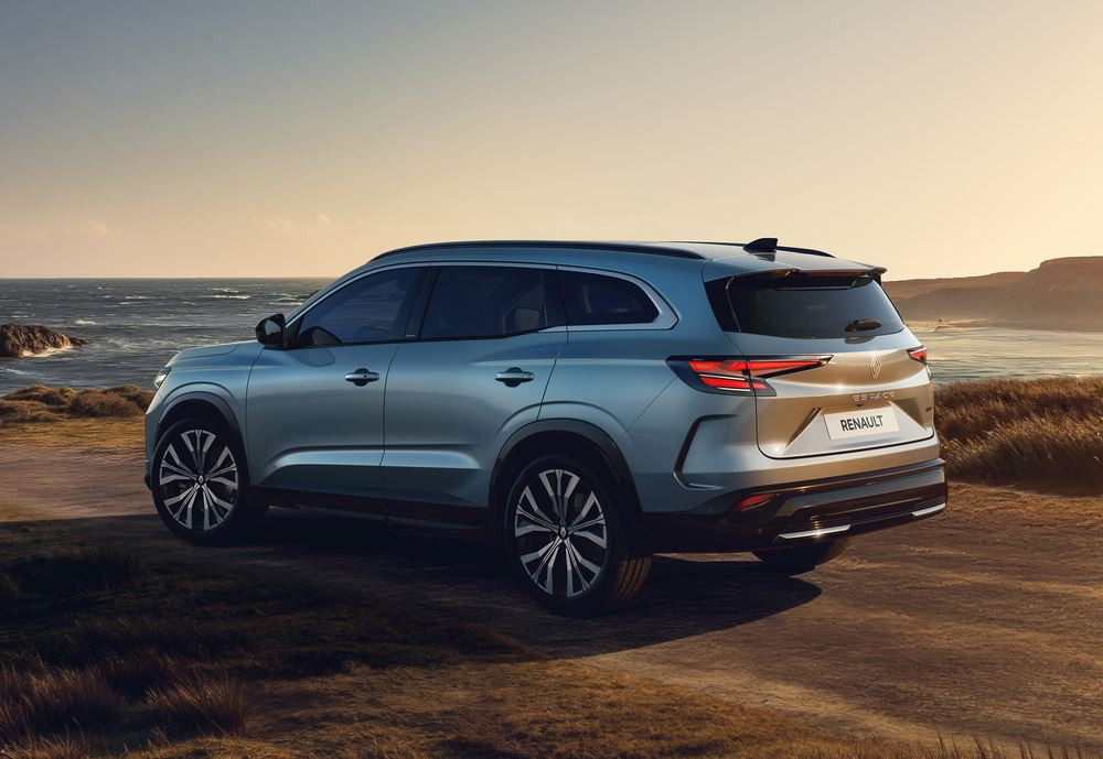 Le Renault Espace adopte un style modernisé marqué par des contrastes
