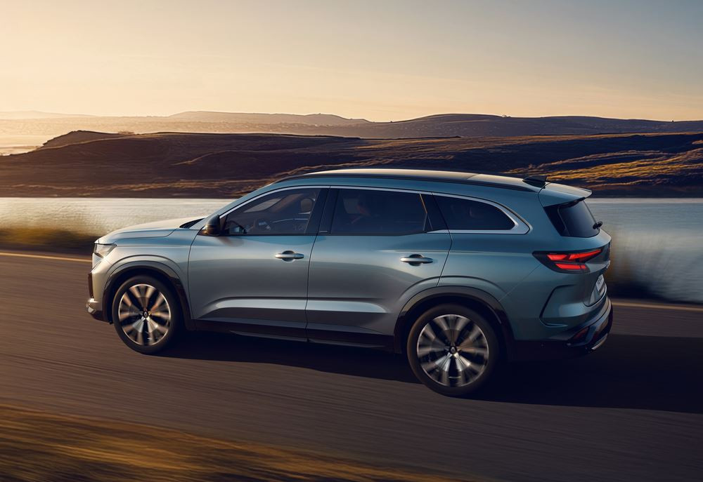 Le Renault Espace adopte un style modernisé marqué par des contrastes