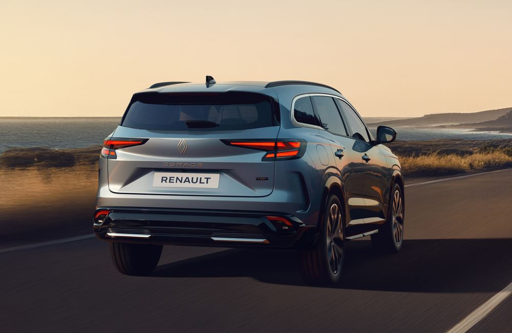 Le Renault Espace adopte un style modernisé marqué par des contrastes