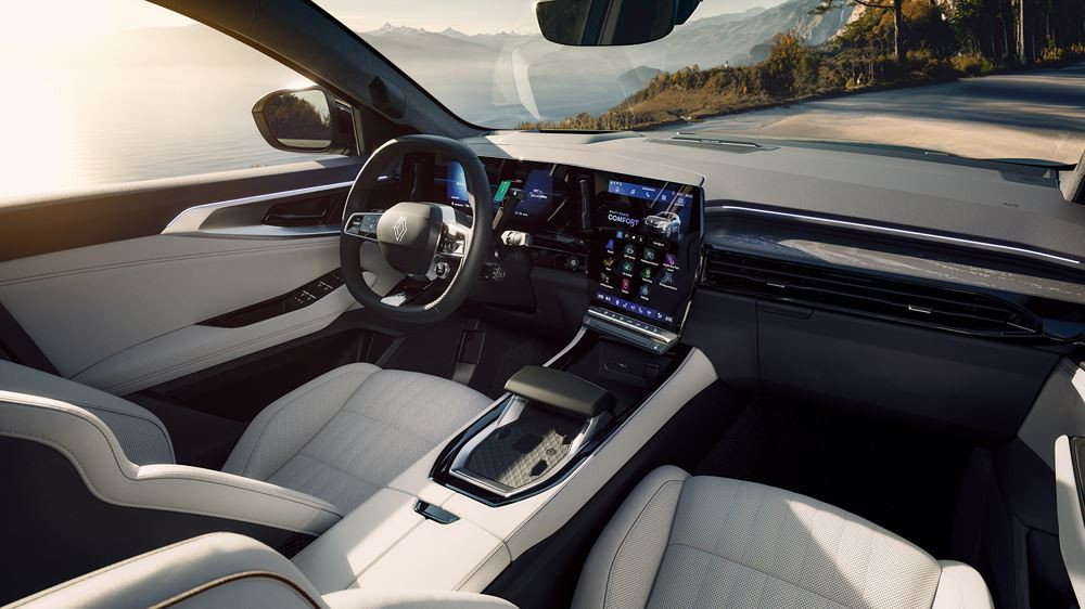Le Renault Espace adopte un style modernisé marqué par des contrastes