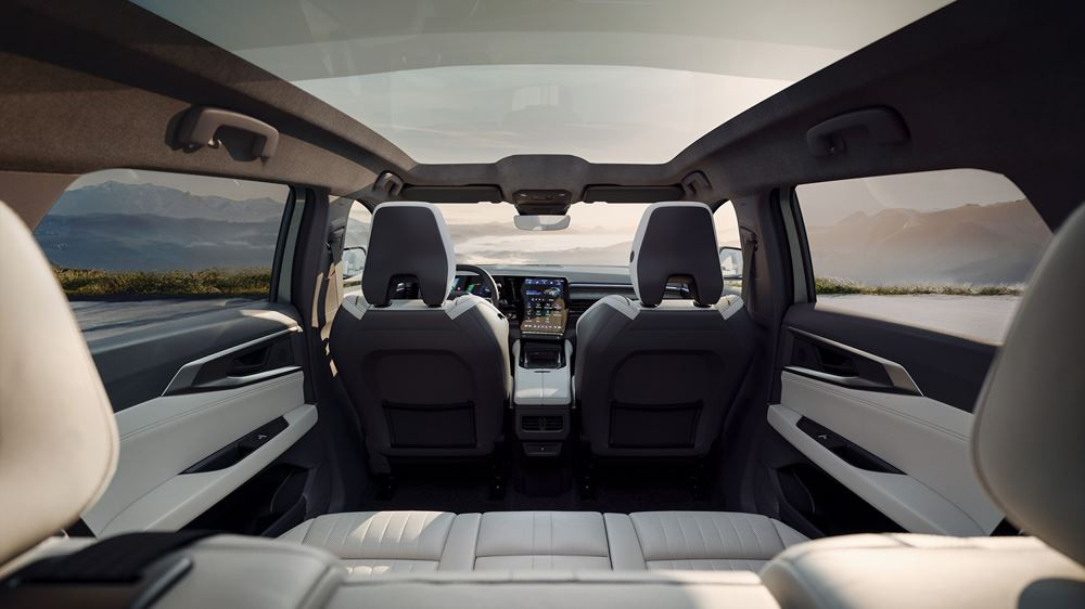 Le Renault Espace adopte un style modernisé marqué par des contrastes