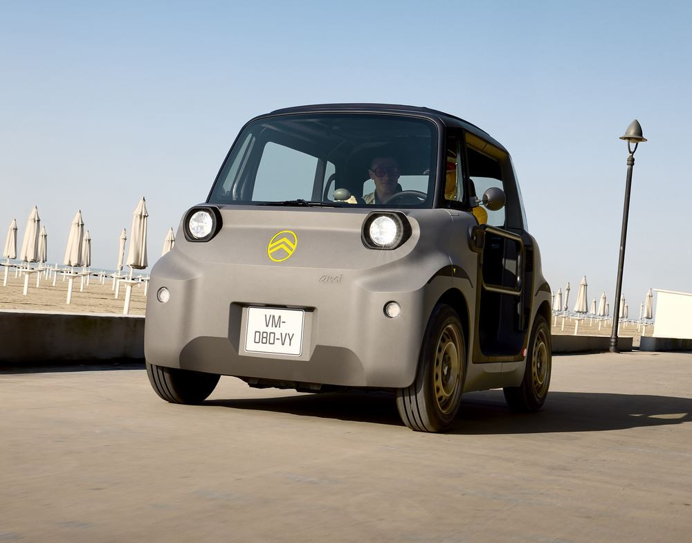 Le quadricycle électrique Citroën Ami Buggy joue au baroudeur ouvert sur l'extérieur