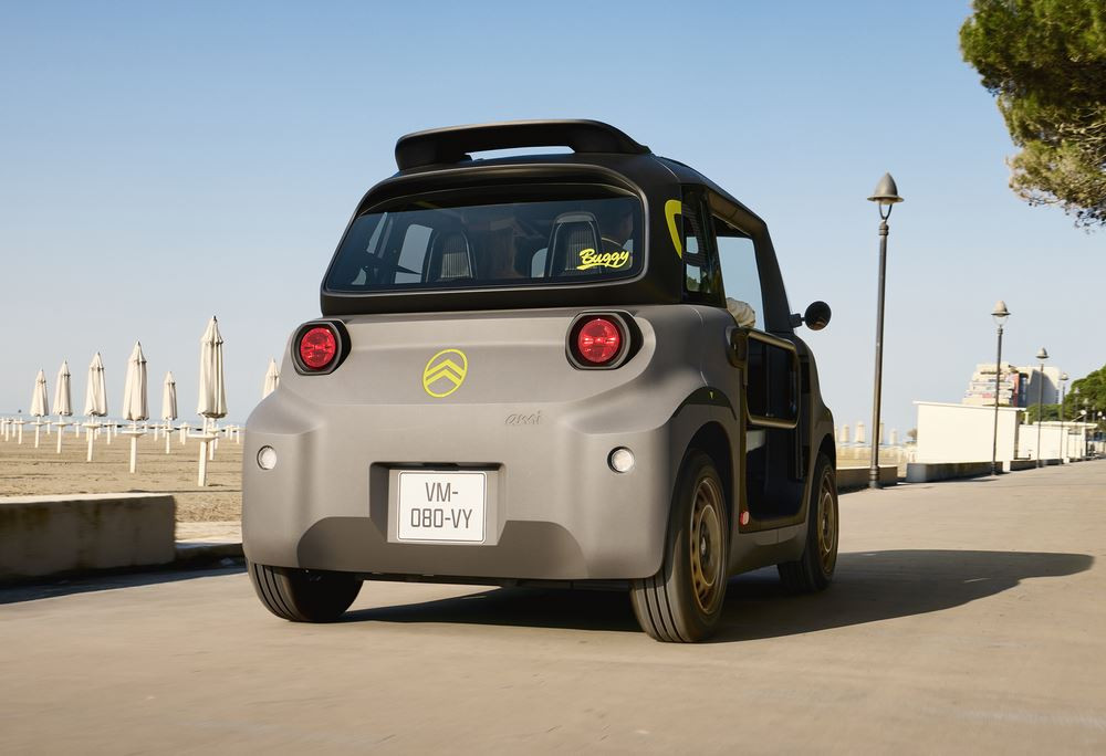 Le quadricycle électrique Citroën Ami Buggy joue au baroudeur ouvert sur l'extérieur