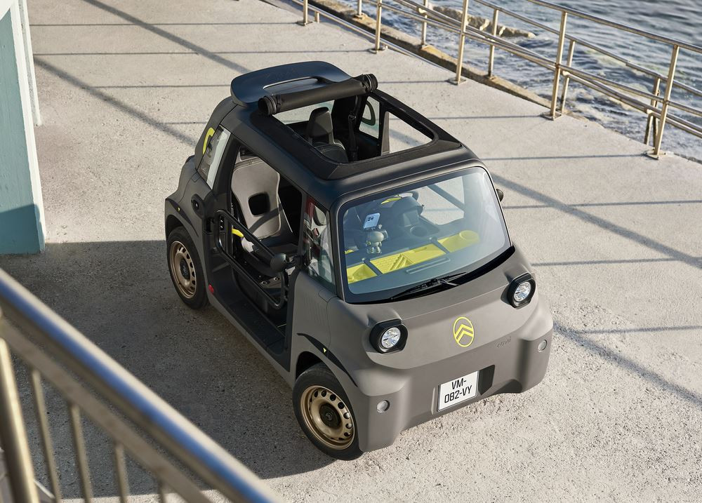 Le quadricycle électrique Citroën Ami Buggy joue au baroudeur ouvert sur l'extérieur