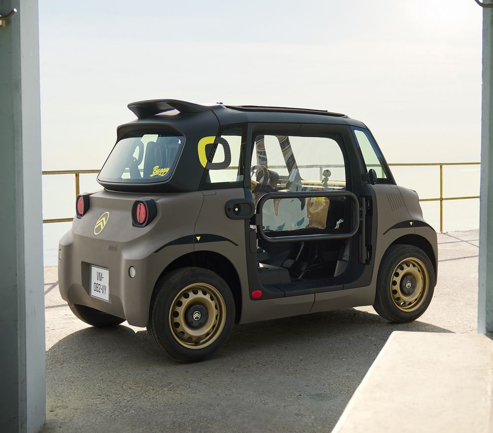 Le quadricycle électrique Citroën Ami Buggy joue au baroudeur ouvert sur l'extérieur