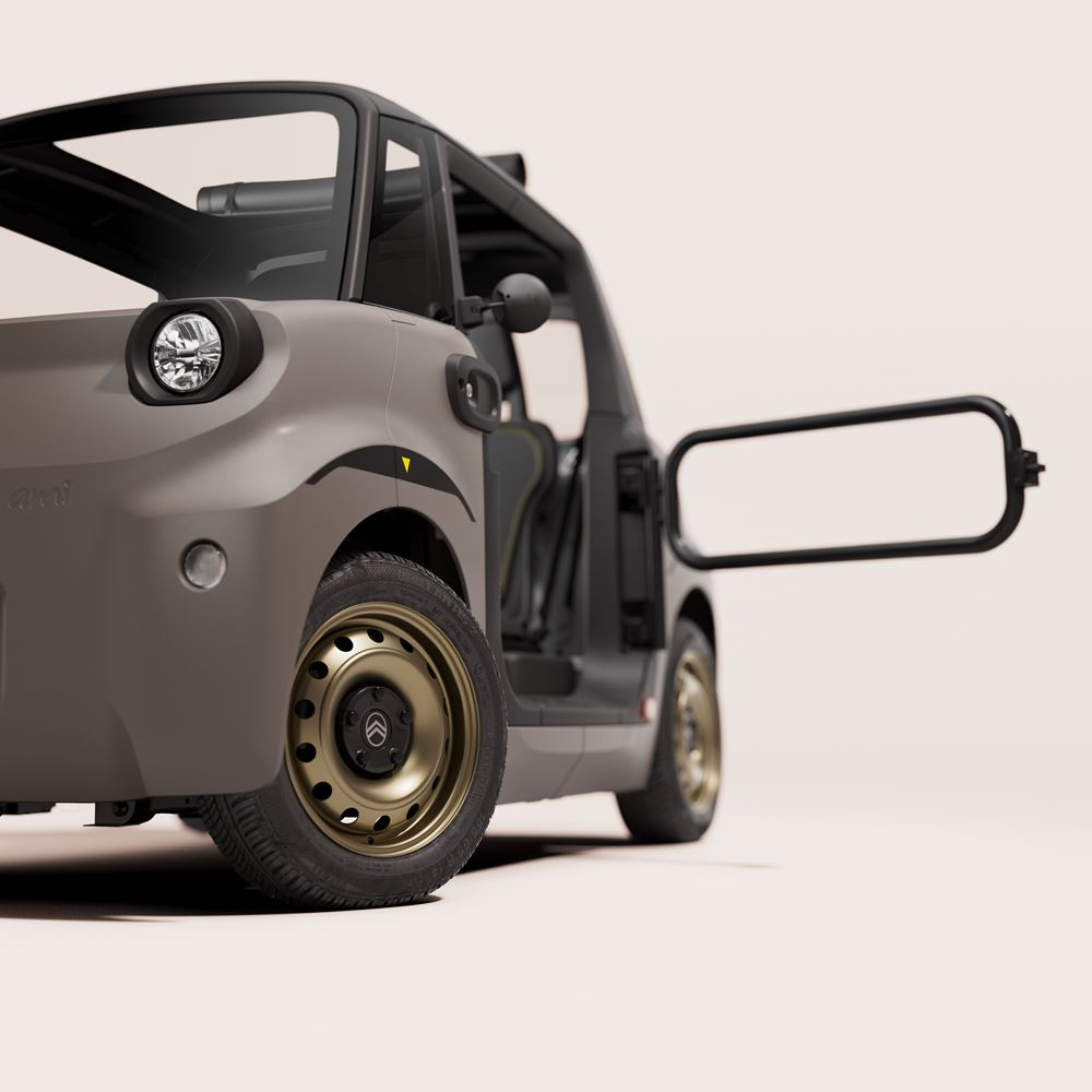 Le quadricycle électrique Citroën Ami Buggy joue au baroudeur ouvert sur l'extérieur