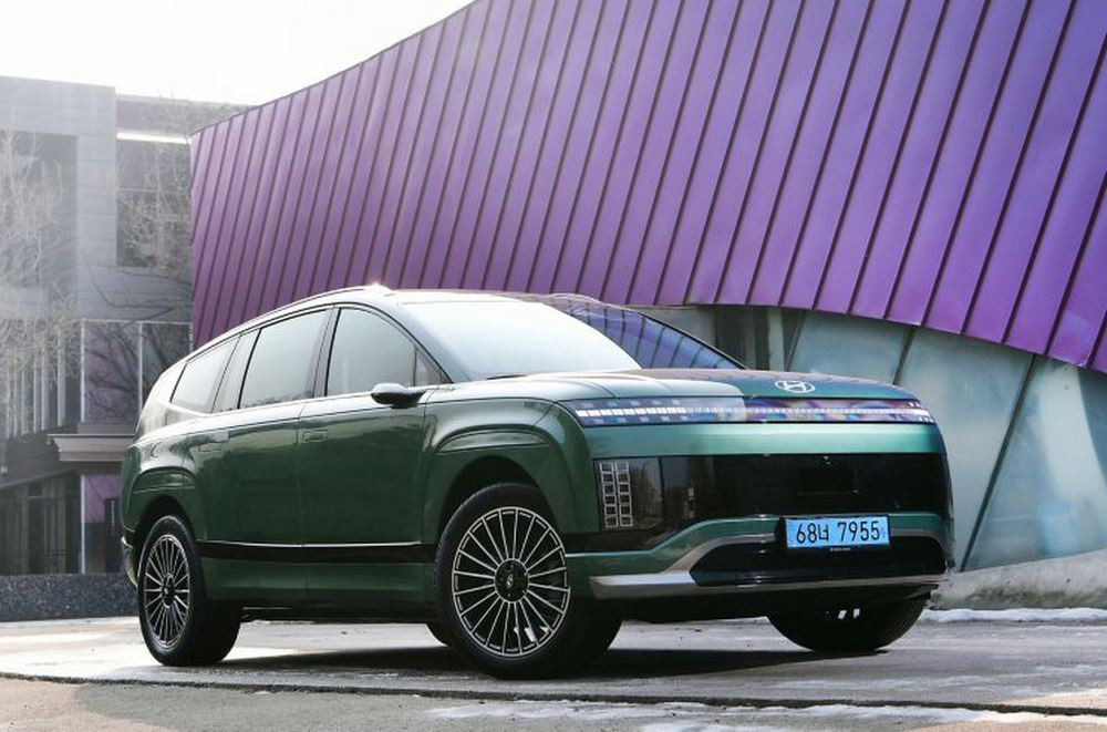 Le grand SUV électrique sept places Hyundai Ioniq 9 à trois rangées de sièges affiche un style distinctif