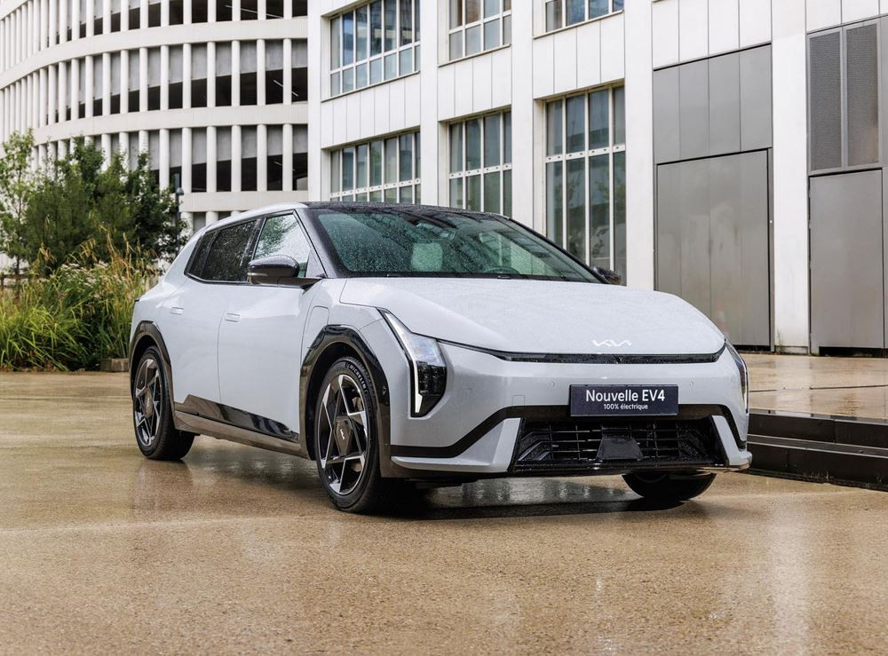 La berline cinq portes électrique Kia EV4 affiche un design contemporain