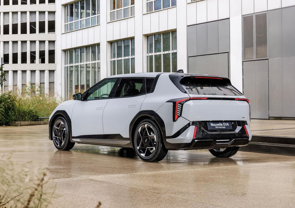 La berline cinq portes électrique Kia EV4 affiche un design contemporain