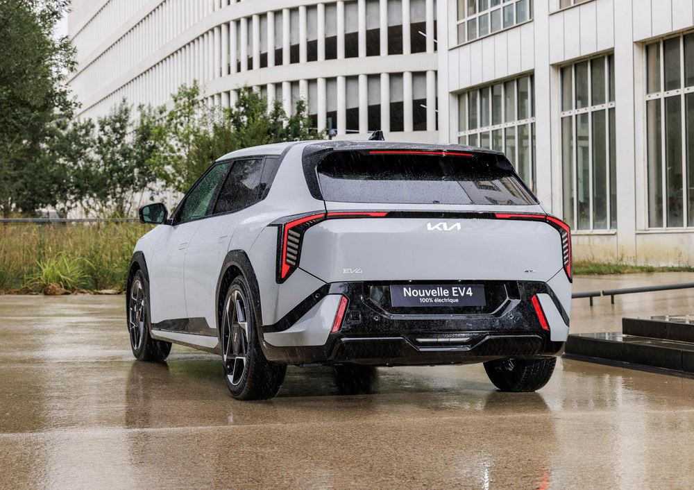 La berline cinq portes électrique Kia EV4 affiche un design contemporain