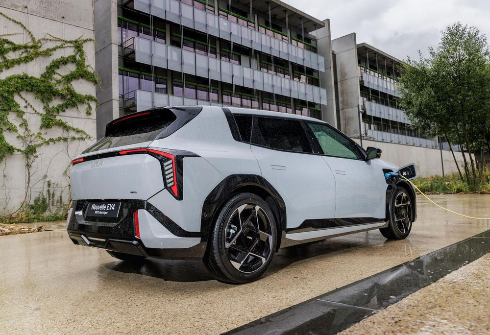 La berline cinq portes électrique Kia EV4 affiche un design contemporain