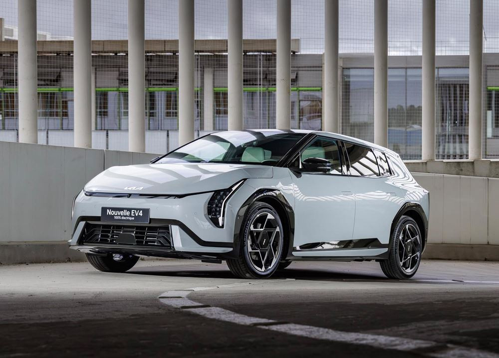 La berline cinq portes électrique Kia EV4 affiche un design contemporain