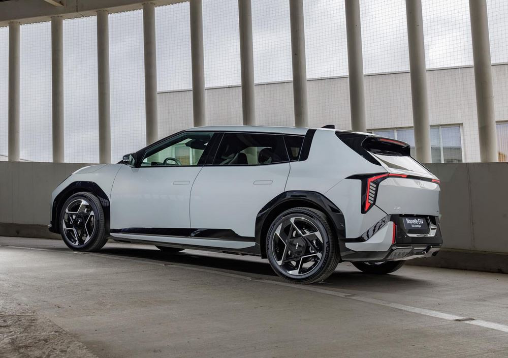 La berline cinq portes électrique Kia EV4 affiche un design contemporain