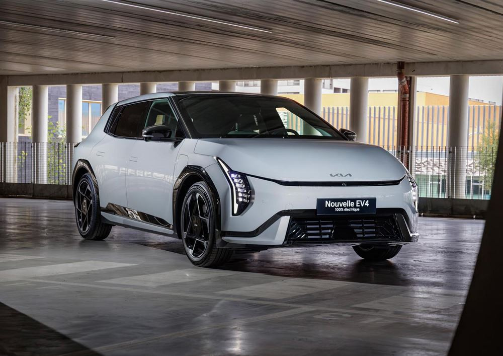 La berline cinq portes électrique Kia EV4 affiche un design contemporain