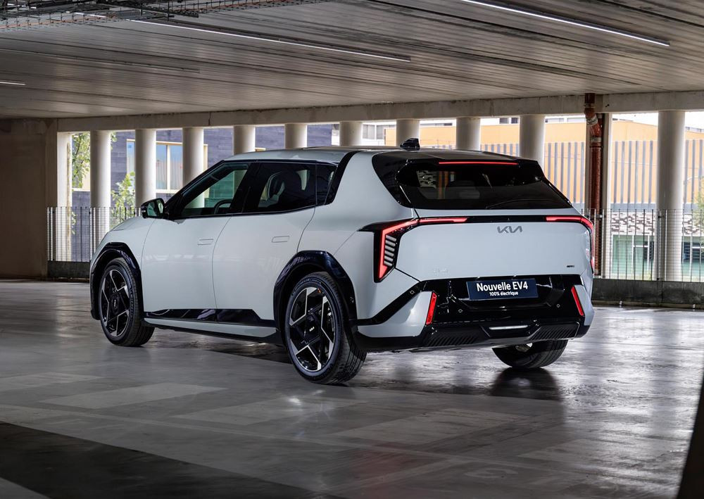 La berline cinq portes électrique Kia EV4 affiche un design contemporain