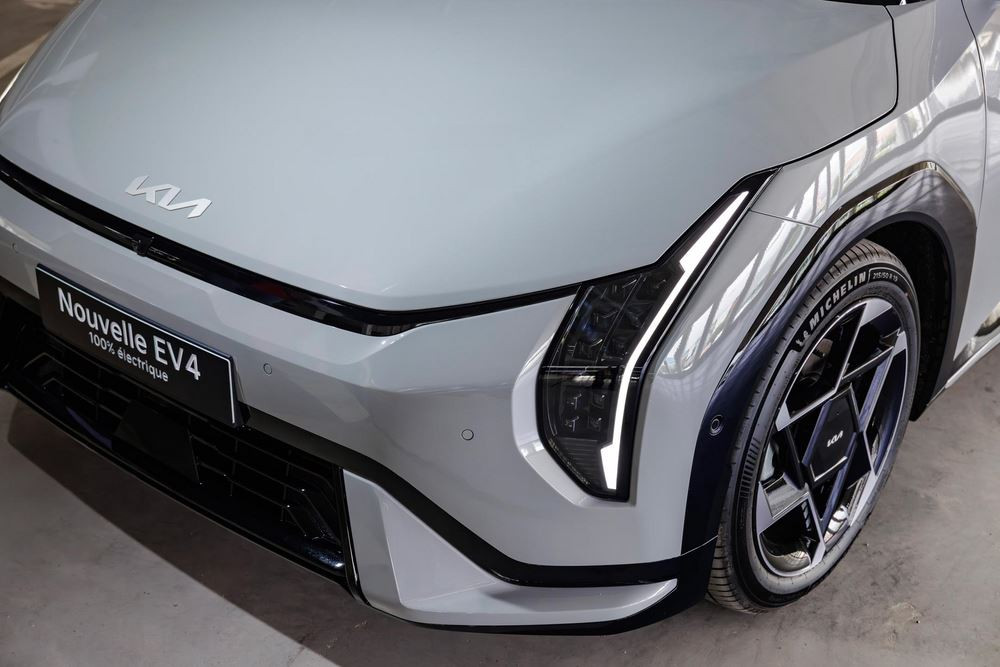 La berline cinq portes électrique Kia EV4 affiche un design contemporain