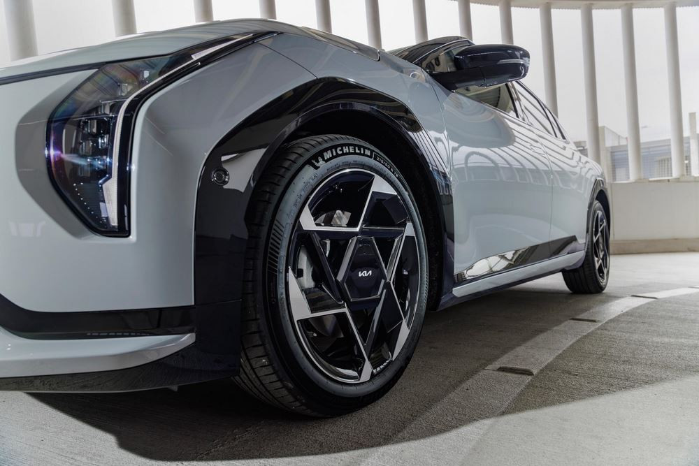 La berline cinq portes électrique Kia EV4 affiche un design contemporain