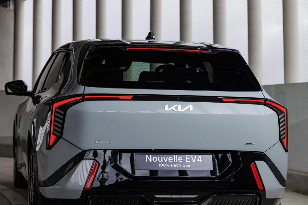 La berline cinq portes électrique Kia EV4 affiche un design contemporain