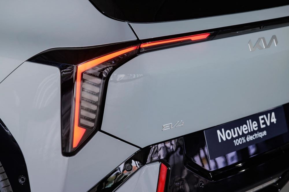 La berline cinq portes électrique Kia EV4 affiche un design contemporain