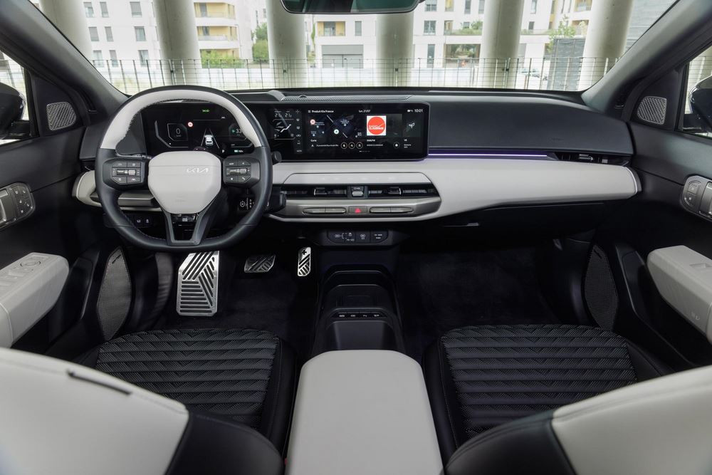 La berline cinq portes électrique Kia EV4 affiche un design contemporain