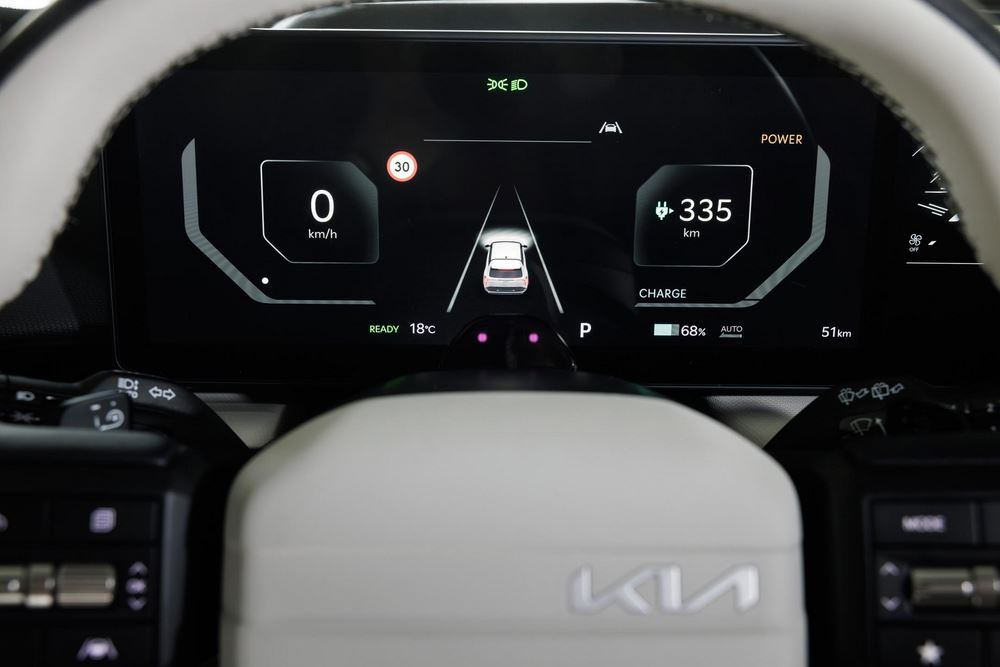 La berline cinq portes électrique Kia EV4 affiche un design contemporain