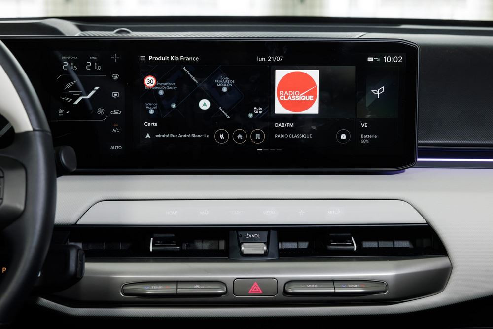 La berline cinq portes électrique Kia EV4 affiche un design contemporain