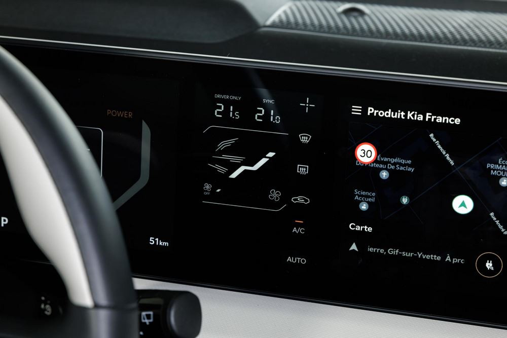 La berline cinq portes électrique Kia EV4 affiche un design contemporain