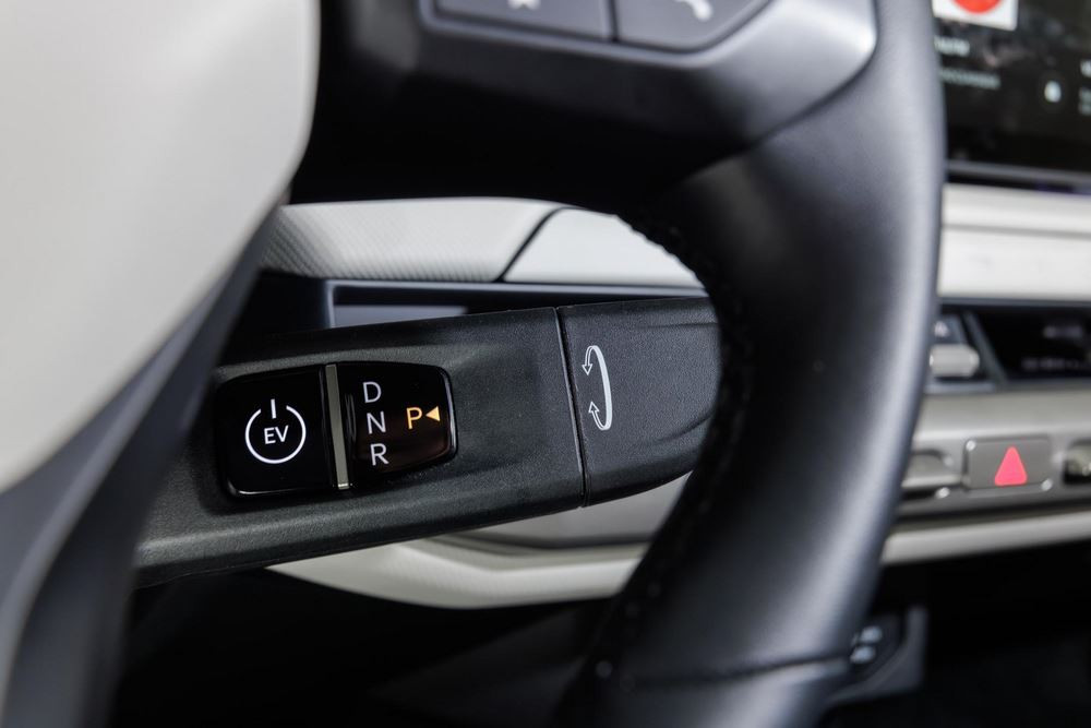 La berline cinq portes électrique Kia EV4 affiche un design contemporain