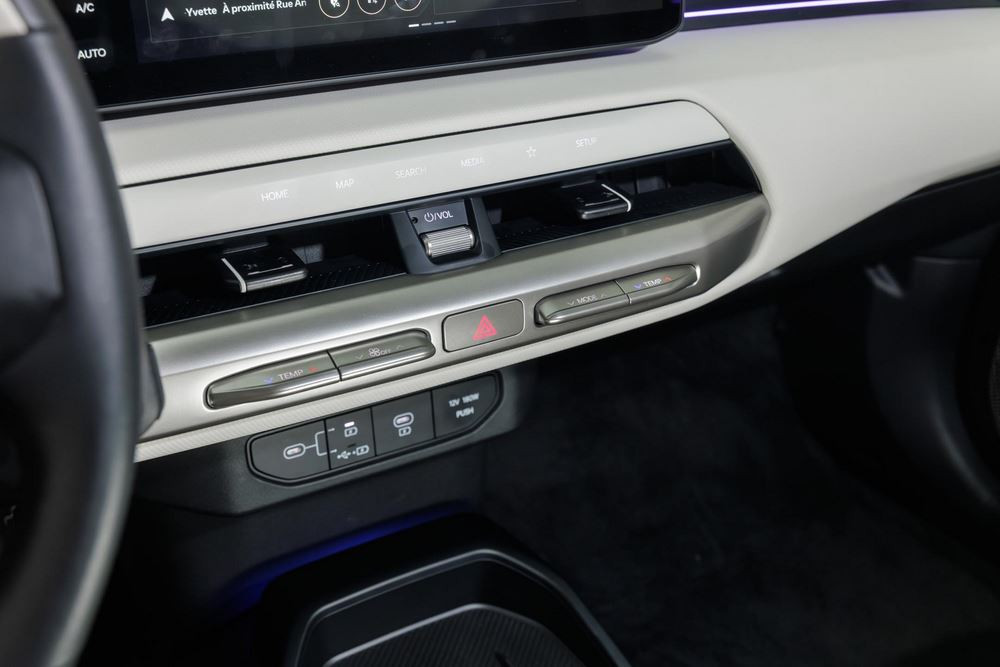 La berline cinq portes électrique Kia EV4 affiche un design contemporain