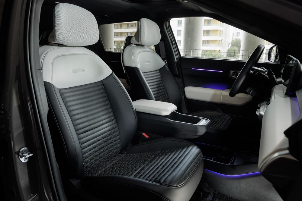 La berline cinq portes électrique Kia EV4 affiche un design contemporain