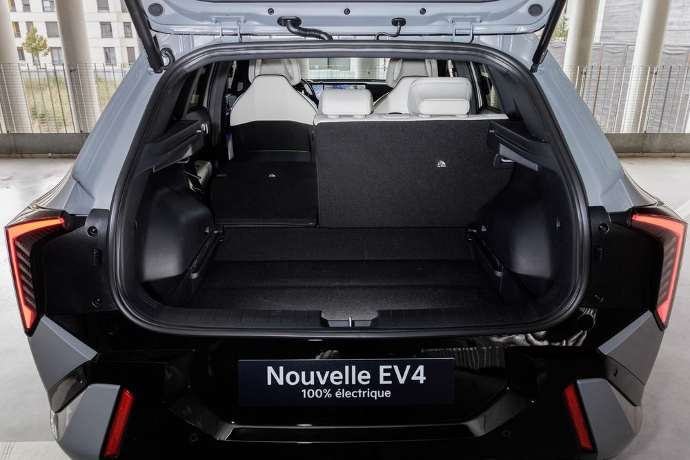 La berline cinq portes électrique Kia EV4 affiche un design contemporain