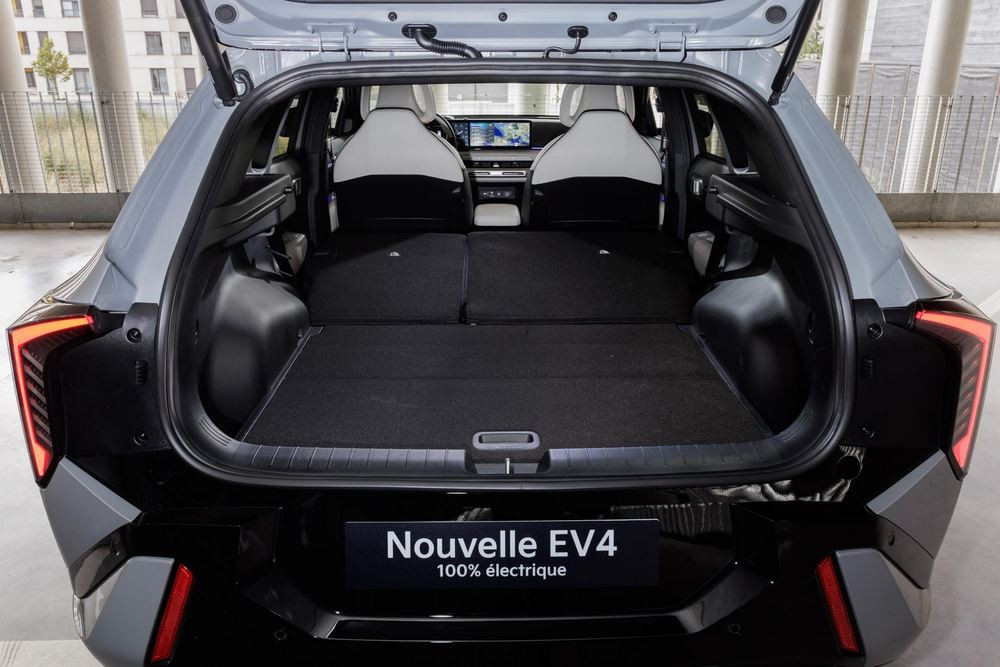 La berline cinq portes électrique Kia EV4 affiche un design contemporain