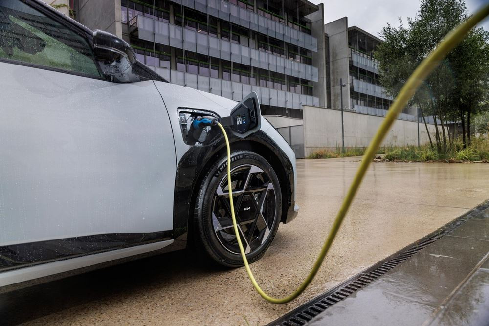 La berline cinq portes électrique Kia EV4 affiche un design contemporain