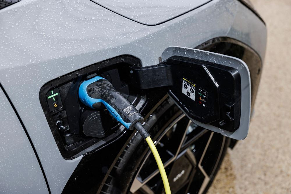 La berline cinq portes électrique Kia EV4 affiche un design contemporain