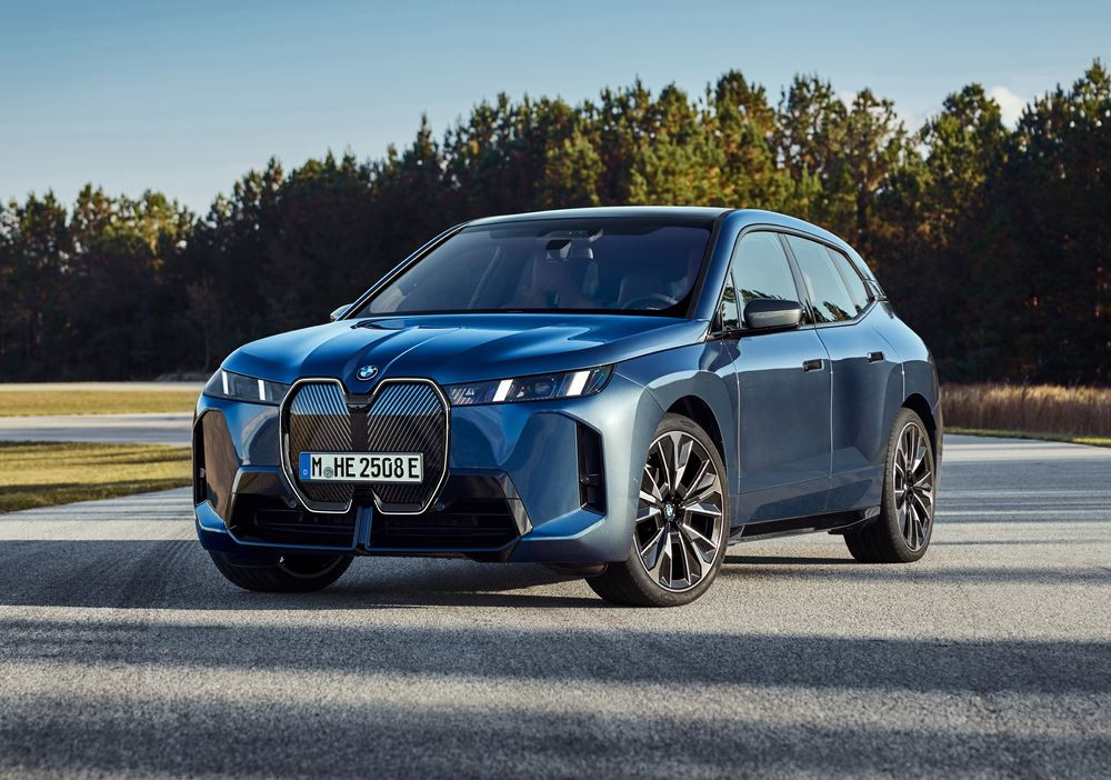 La BMW iX renouvelée affiche un design avant-gardiste