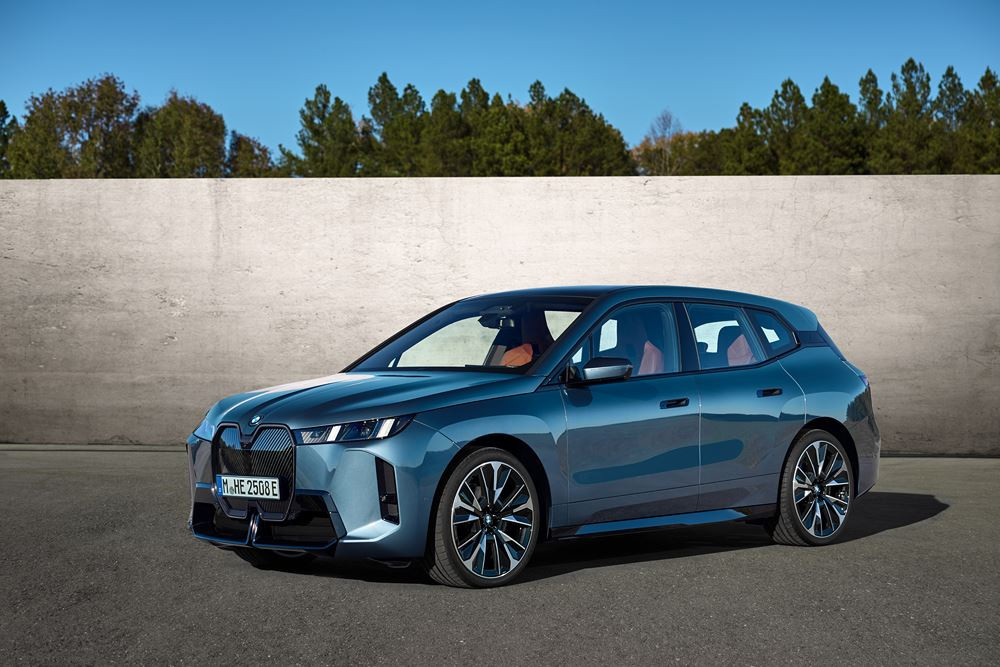 La BMW iX renouvelée affiche un design avant-gardiste