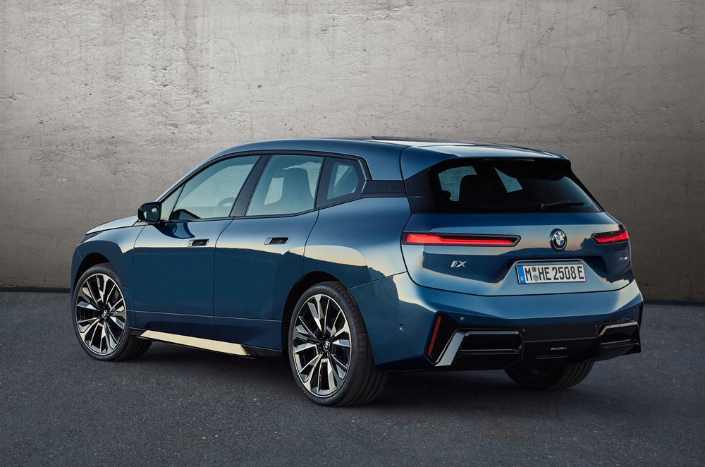 La BMW iX renouvelée affiche un design avant-gardiste