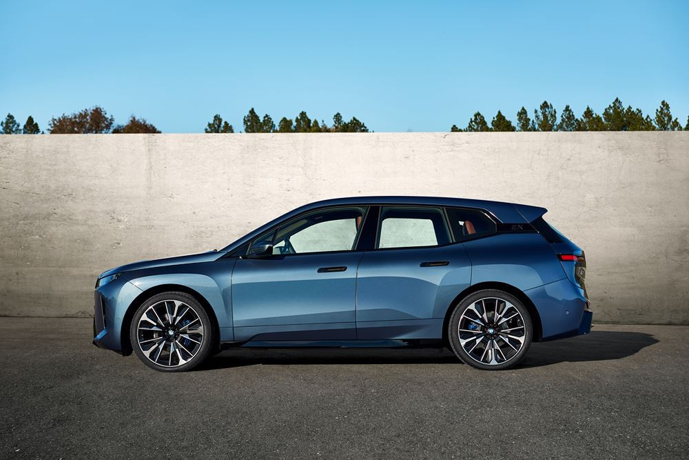 La BMW iX renouvelée affiche un design avant-gardiste