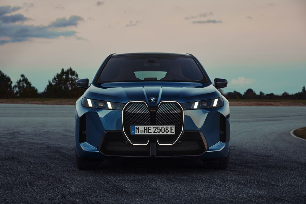 La BMW iX renouvelée affiche un design avant-gardiste