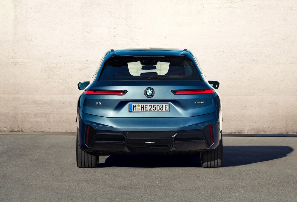 La BMW iX renouvelée affiche un design avant-gardiste