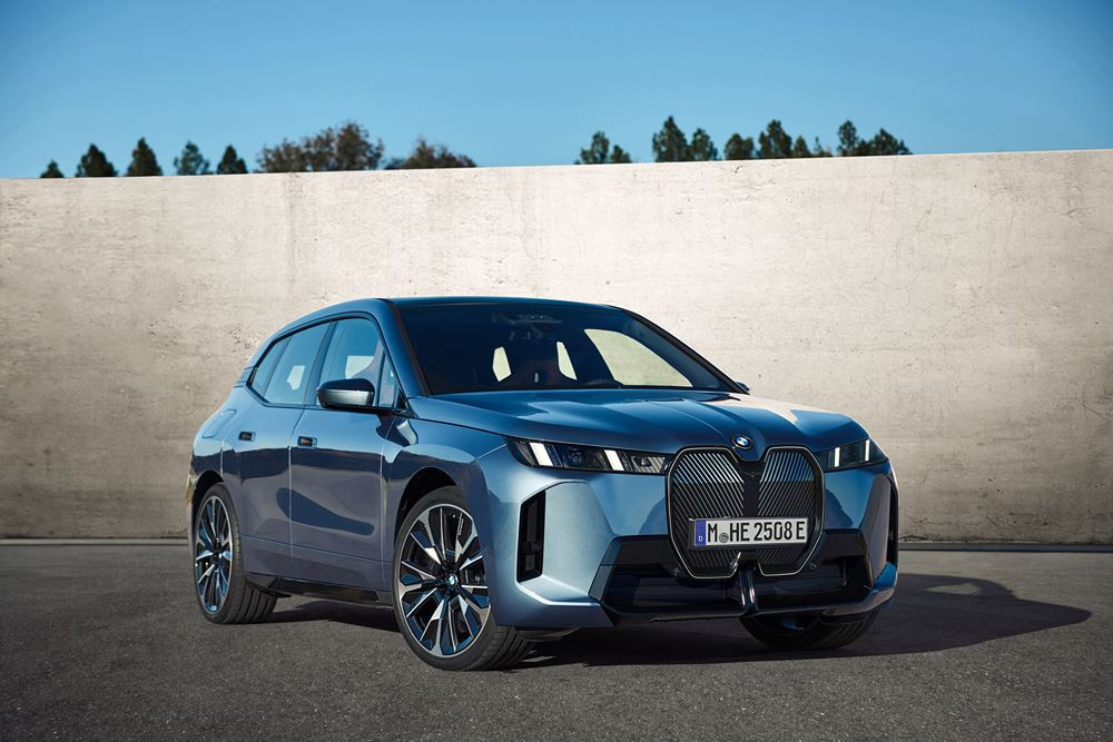 La BMW iX renouvelée affiche un design avant-gardiste