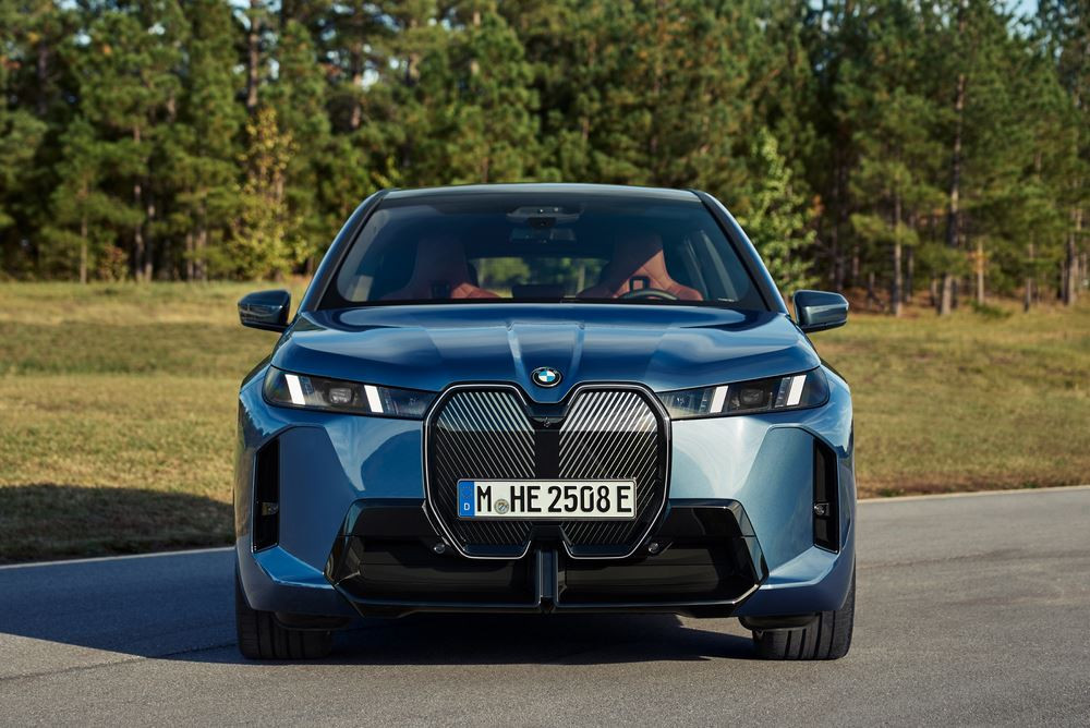 La BMW iX renouvelée affiche un design avant-gardiste